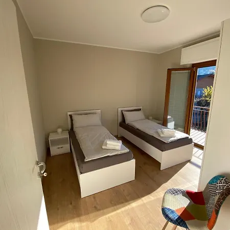 Golfo Borromeo 1 아파트 바메노