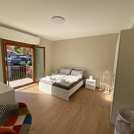 Golfo Borromeo 1 아파트